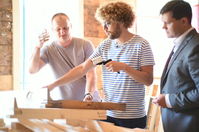 В гостях у реставраторов – блогер Илья Варламов и мэр Вологды Сергей Воропанов. Фото gorodvo.ru