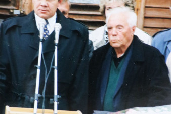 Губернатор Красноярского края Александр Лебедь и Виктор Астафьев на крыльце библиотеки в селе Овсянка. Фото из архива семьи Астафьевых