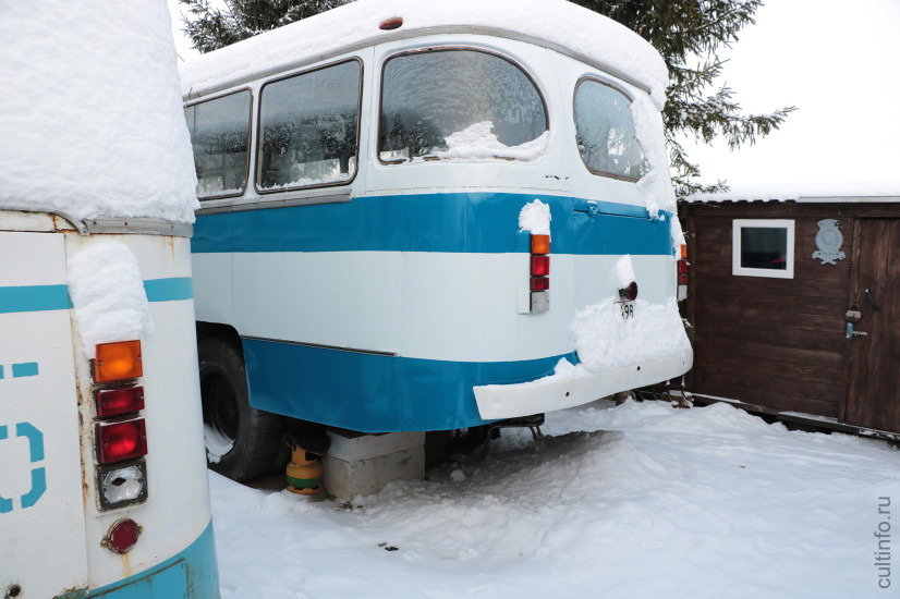Скоро на этом месте появится навес для автомобилей: с подсветкой и полноценными тематическими экспозициями.