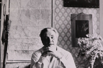 Виктор Астафьев в рабочем кабинете в квартире на ул. Ленинградской в Вологде. 1970-е годы. Фото Р. Кучерова из архива семьи Астафьевых