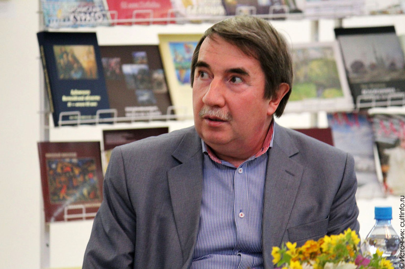 Владимир Воропанов на открытии одной из выставок. 2015