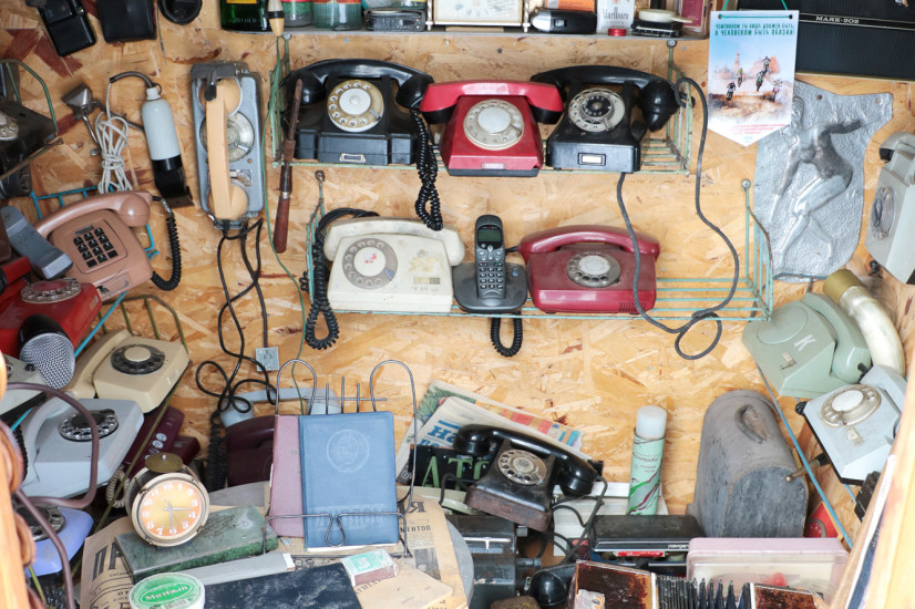 Открываешь будочку во дворе, а там еще одна экспозиция. 