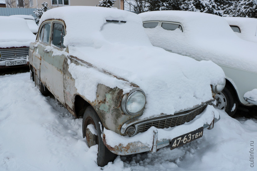 Москвич 407 1963 года. Не стоит ждать, что после реставрации он будет выглядеть как новый. Машине больше 50-ти лет, дайте старости идти своим чередом!