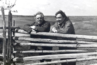 Виктор Астафьев и корреспондент Всесоюзного радио Энгельс Алексеевич Федосеев, друг Николая Рубцова, в деревне Сибла. Фото из архива семьи Астафьевых