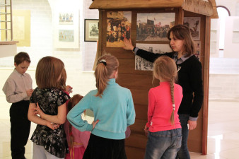 Юлия Веретнова рассказывает о книжной лавке. Фото Татьяны Ждановой