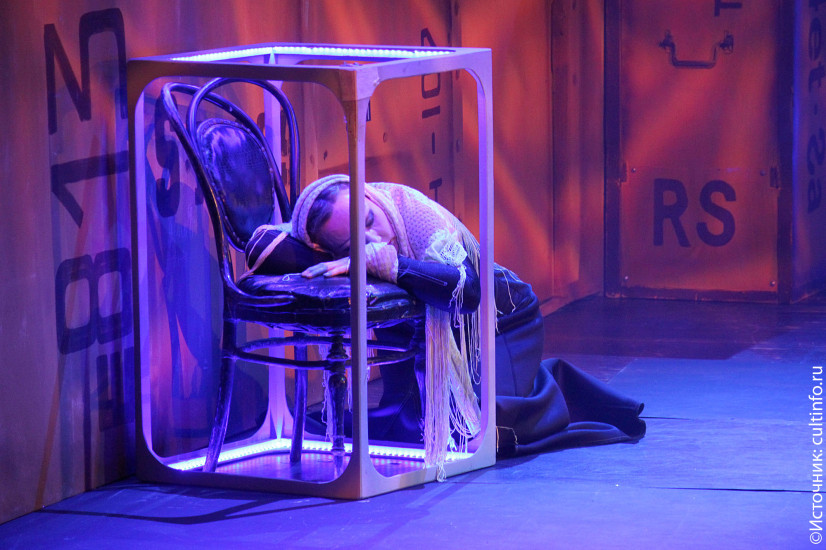 В роли матери в спектакле «Училка XXI века». 2017