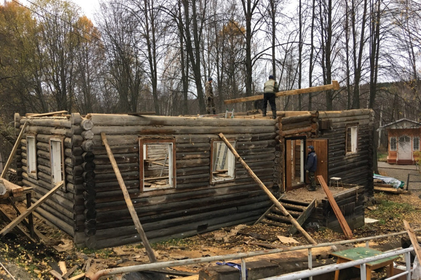 Разборка дома горного ведомства из музея «Марциальные воды» в Карелии. Фото Владимира Новосёлова