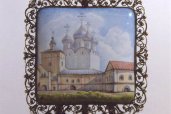 Глунина С.С., Попов В.В. Декоративное панно «Кремлевский дворик», 1997 г. Металл, живопись по эмали Глунина С.С., Попов В.В. Декоративное панно «Кремлевский дворик», 1997 г. Металл, живопись по эмали