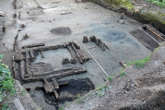 Вологда. 2011 г. Раскоп 28. Торговая площадь, 15. Одна из ранних построек и частоколы, обозначающие границы усадеб на участке. Фото из архива ВАО