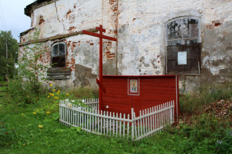 У крепостной ограды, выходящей на реку, в конце XX века нашли мощи преподобного и поставили крест на этом месте