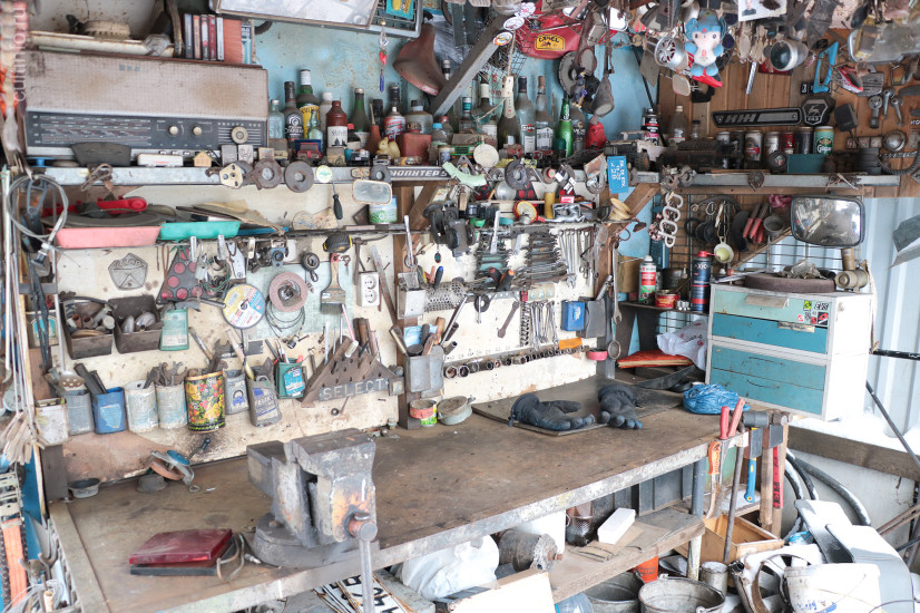 Даже рабочее место хозяина приюта выглядит как музей.