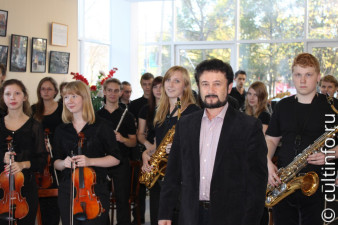 Лев Трайнин и студенты колледжа