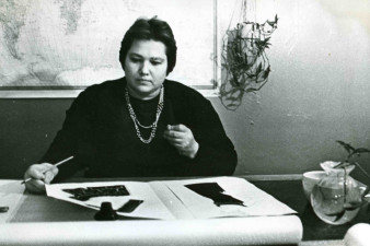 В. Н. Ельфина за работой. Вологда, 1964