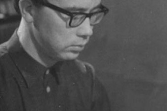 1968 год. Дома в кабинете за роялем. (Ленинград, ул. Пестеля, 12. В ноябре 2001 года на доме по этому адресу была установлена мемориальная доска)