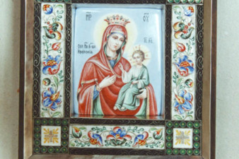 Глунина С.С., Копейкина Е.Г. Икона Иверской Богоматери в окладе. 2001 г. Дерево, металл, эмаль, роспись по эмали Глунина С.С., Копейкина Е.Г. Икона Иверской Богоматери в окладе. 2001 г. Дерево, металл, эмаль, роспись по эмали