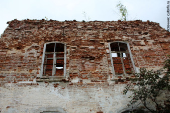 Сейчас монастырь – это каменный комплекс, состоящий из местами обвалившихся крепостных стен и полуразрушенных хозяйственных построек