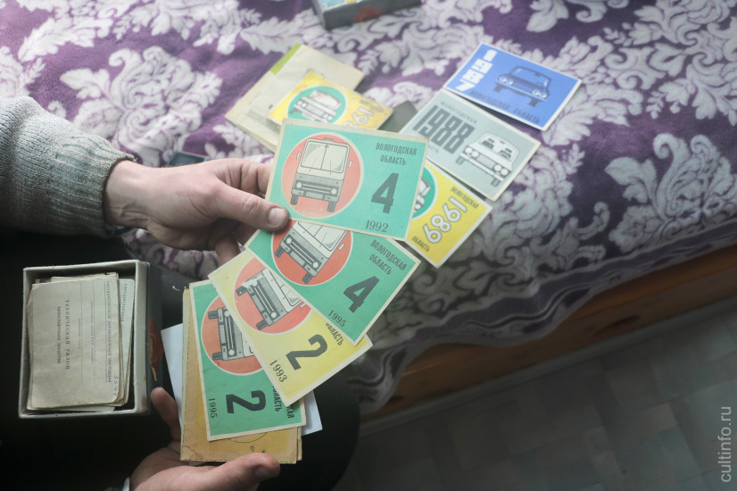 Интересно проследить, как менялись талоны техосмотров. Пока их не отменили они были пластиковыми ламинировать (если помните), а привычный вид они получили только в 2001 году, между прочим.