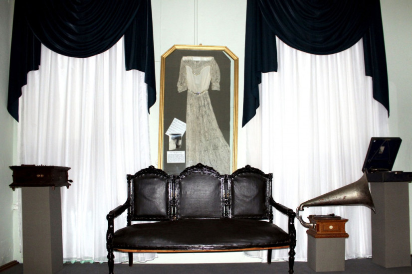 Музыкальный уголок. Концертное платье и нотная тетрадь артистки Ленинградского Малого театра оперы и балета Евгении Тропиной