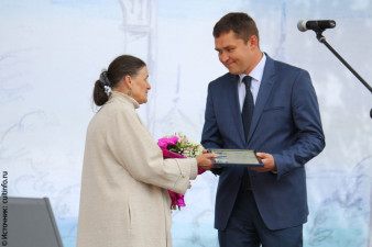 Галине Мамровской вручает благодарность начальник Департамента культуры и туризма Вологодской области Владимир Осиповский
