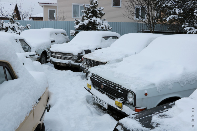 Среди «Волг» разных форм и размеров затесалась Шкода 120-й модели.