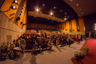 Кинотеатр «Ленком» перед церемонией закрытия VOICES в 2014 году Кинотеатр «Ленком» перед церемонией закрытия VOICES в 2014 году