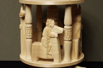 Игрушка «Карусель». Дерево, резьба, 2006 Игрушка «Карусель». Дерево, резьба, 2006