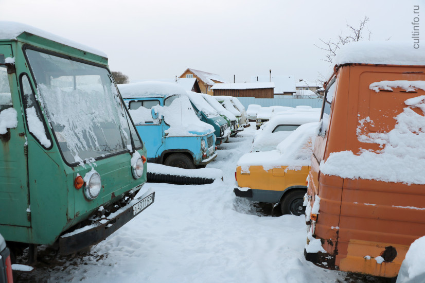 Слева – предшественник современных «мультикаров», приехавший со Станкозавода. На такие автомобили ставили нож, бочки, лестницы, поливалки и т.д. в зависимости от задач.