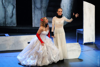 Спектакль ТЮЗа «Каменный властелин». В роли донны Анны – Дарья Сахновская