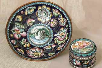 Глунин В. А., Глунина С. С. Декоративная тарелка «Лебедушка», шкатулка «Сирин». 1993. Медь, роспись, перегородчатая эмаль. ВОКГ