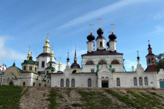 Соборное дворище. Вид на собор Успения Пресвятой Богородицы и собор Прокопия Праведного