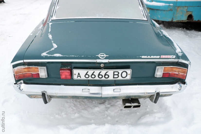 Очень редкая модель – Opel Record 1969 года в кузове «хард-топ». Всего было произведено 3000 штук. Машину отдали за смешные деньги даже по ценам металлолома, но работы пришлось проделать много – предыдущий хозяин попал в аварию, из-за всю переднюю часть автомобиля пришлось собирать заново.