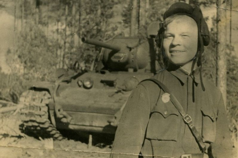 Лейтенант Сергей Орлов у своего танка, 1943. Кадр из фильма «Поэты Волховского фронта». Взят из группы vk.com/id302573288 Лейтенант Сергей Орлов у своего танка, 1943. Кадр из фильма «Поэты Волховского фронта». Взят из группы vk.com/id302573288