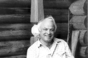 Александр Романов у родного дома