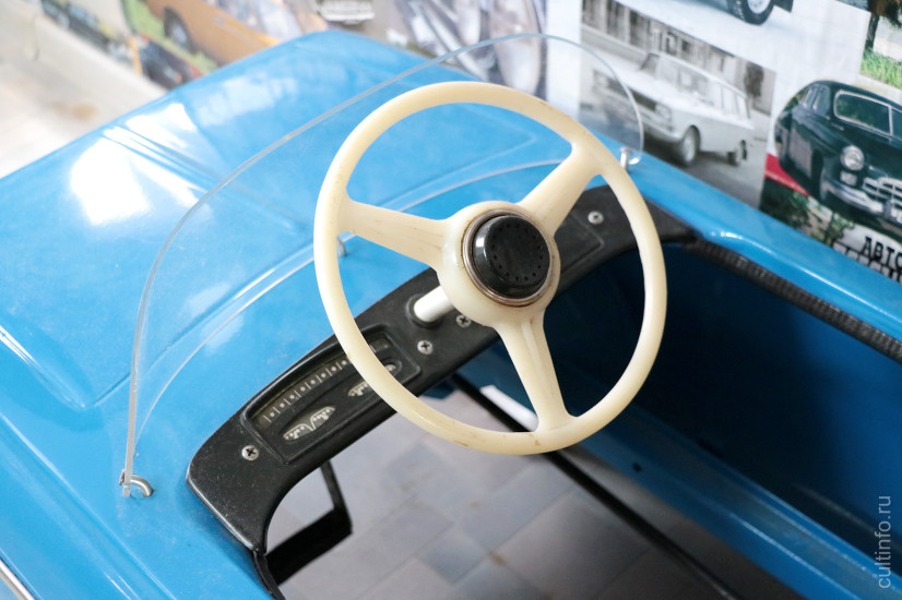 Педальные машинки тоже восстанавливаются. Иногда практически с нуля.