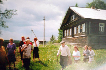 Экскурсию по Тимонихе проводит писатель Василий Белов. 2002 год. Фото ВОУНБ