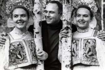 Александр Грязев с Еленой и Татьяной Овчинниковыми – хористками ансамбля «Прялица», в будущем артистками Северного хора. Череповец, 1973 Александр Грязев с Еленой и Татьяной Овчинниковыми – хористками ансамбля «Прялица», в будущем артистками Северного хора. Череповец, 1973