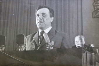 Виктор Астафьев на заседании в Доме политпросвещения в Вологде, на котором он был награжден орденом Трудового Красного Знамени. На дальнем плане - Анатолий Семёнович Дрыгин, первый секретарь Вологодского обкома КПСС. 1974 год. Фото из архива семьи Астафьевых