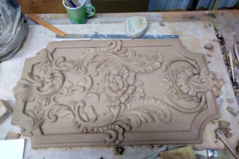 Воссоздание центрального декоративного элемента изразцовой печи. Фото группы vk.com/domlily
