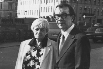 1998 год. Перед авторским концертом с концертмейстером Н. А. Тульчинской. (Санкт-Петербург)