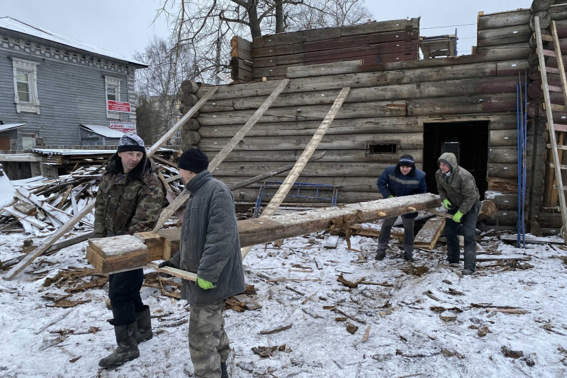 Разборка дома на ул. Чернышевского, 56. Фото Владимира Новосёлова