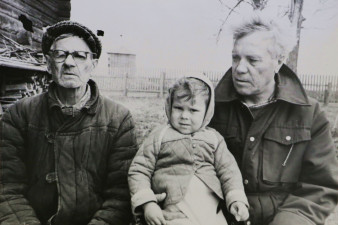 Виктор Астафьев (справа) с отцом Петром Павловичем Астафьевым и внуком Витей (сыном дочери Ирины) в деревне Сибла. 1970-е годы. Фото из архива семьи Астафьевых