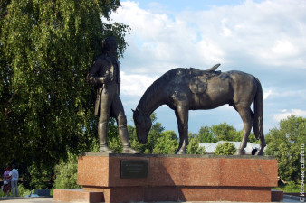Памятник поэту на набережной р. Вологды Памятник поэту на набережной р. Вологды