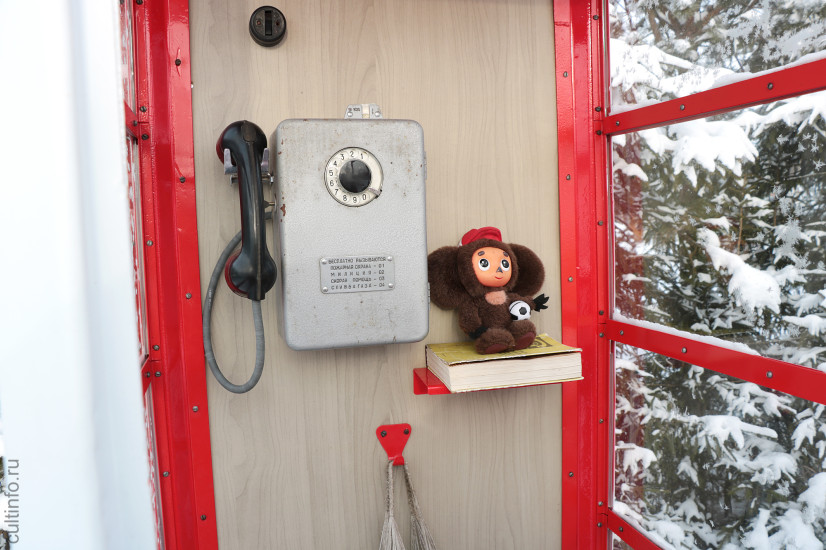 Именно в такой будке отец Артема узнала о его рождении. Кстати, летом этот телефон будет работать!