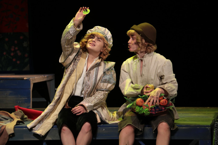 Сын короля и сын разбойника меняются местами: в ТЮЗе поставили спектакль «Принц и нищий»