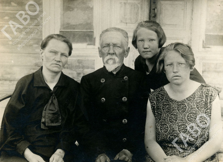 Семейная фотография Спириных в саду на фоне дома. Слева направо: Елизавета Семеновна Спирина (жена), Владимир Васильевич Спирин, Елизавета Владимировна Спирина (младшая дочь), Вера Владимировна Спирина (старшая дочь). 1931 г., Никольск. ГАВО. Ф. Р-5291. Оп. 4. Д. 6.