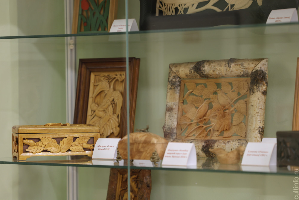 Деревянные истории рассказывают мастера Андрей Денисов и Сергей Демичев в областной детской библиотеке