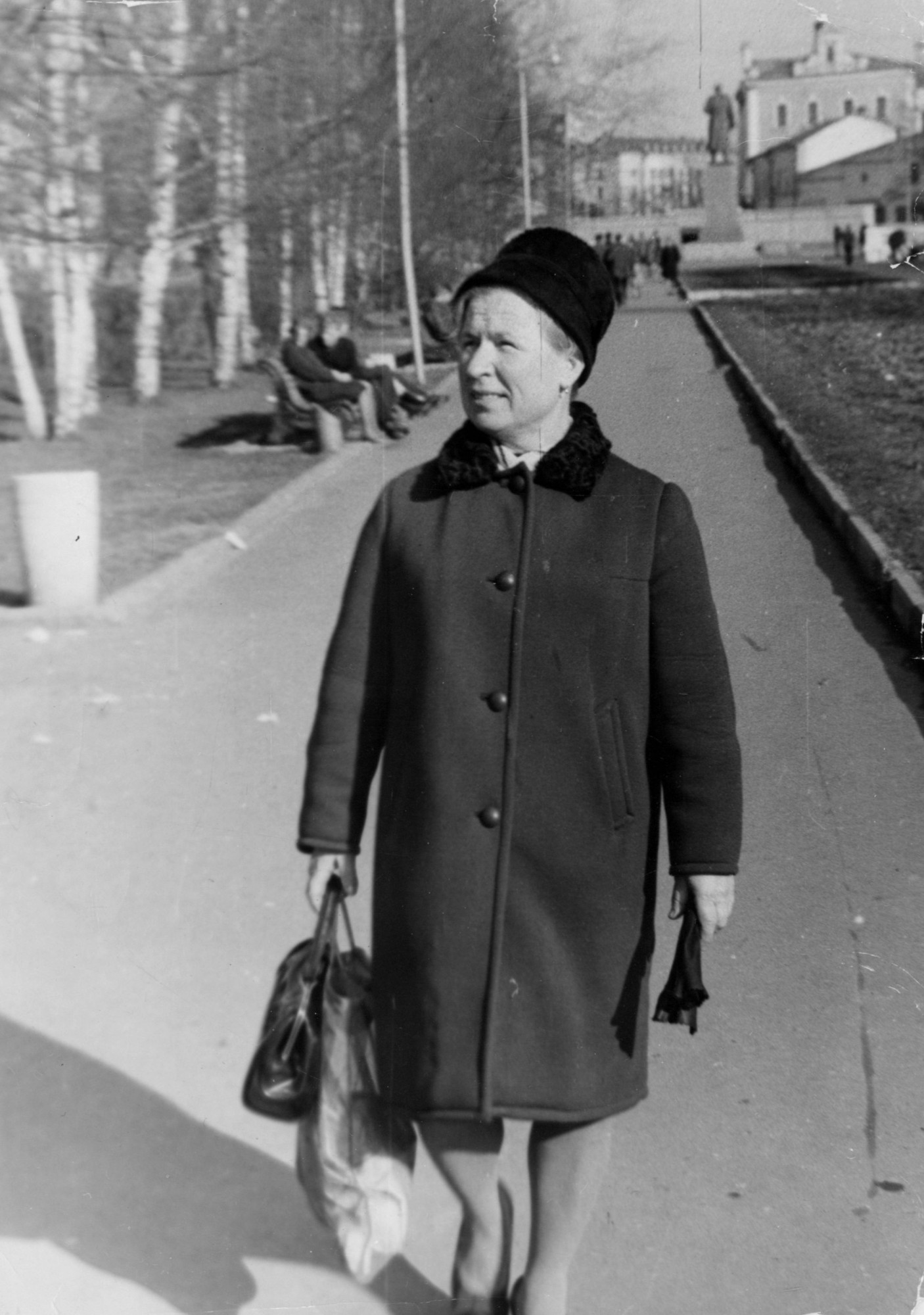 М.С. Астафьева на аллее проспекта Победы в г. Вологде. 1969 г. Фото из архива семьи Астафьевых