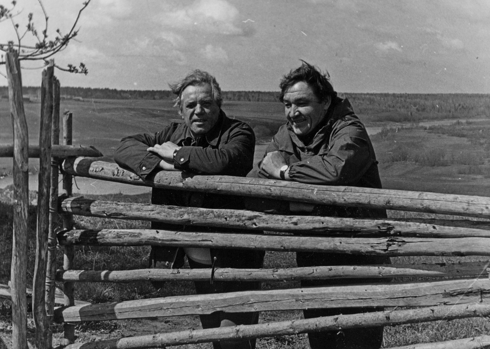 В.П. Астафьев с писателем Е.П. Федоровским в д. Сибле. [1975 г.] Фото из архива семьи Астафьевых