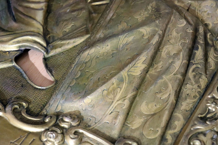 Узор на омофории и очелье Богородицы выполнены в технике цировки