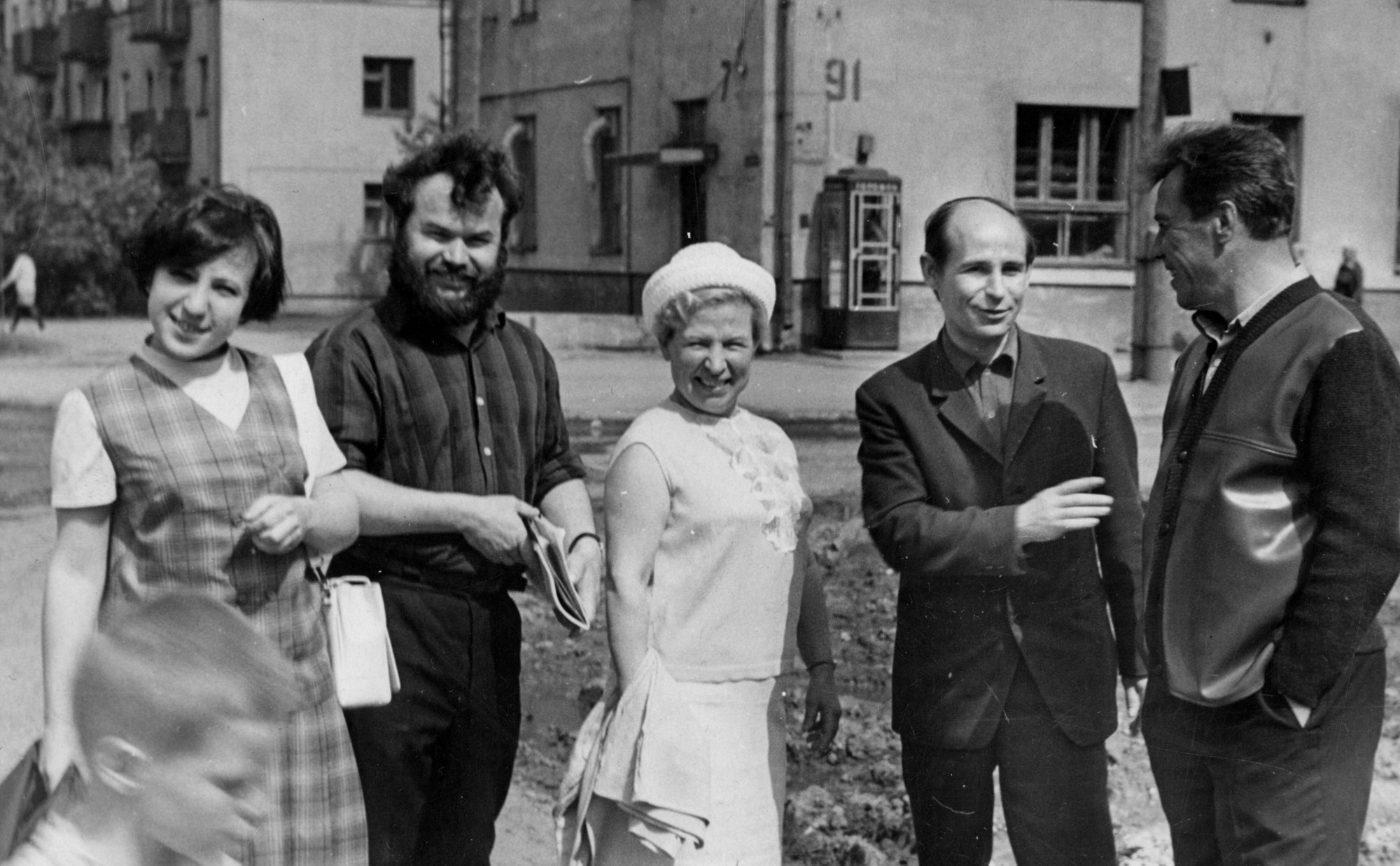 Семья Астафьевых на прогулке по Вологде с поэтами Н.М. Рубцовым и В.В. Коротаевым. 1969 г. Фото из архива семьи Астафьевых